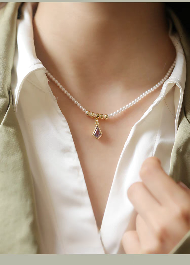 Elegante collar de cometa morada, diseño original y artesanal de Kemstone. Colgante de amatista y perla en plata de ley 925. Gargantilla francesa corta de lujo para mujer.
