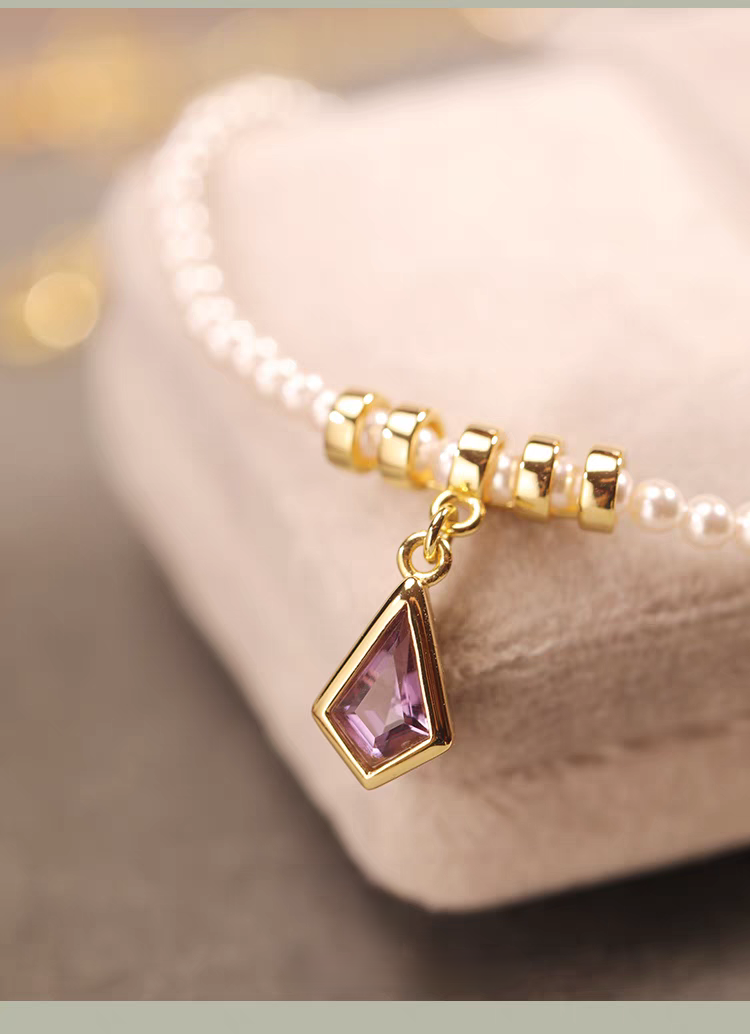 Elegante collar de cometa morada, diseño original y artesanal de Kemstone. Colgante de amatista y perla en plata de ley 925. Gargantilla francesa corta de lujo para mujer.