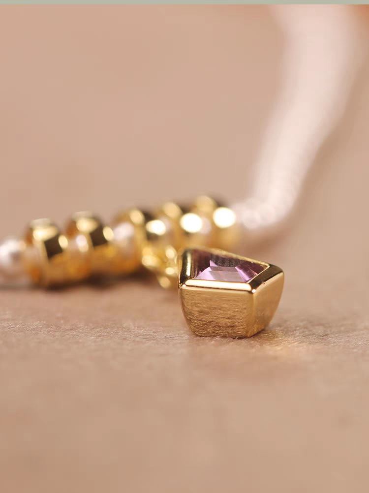 Elegante collar de cometa morada, diseño original y artesanal de Kemstone. Colgante de amatista y perla en plata de ley 925. Gargantilla francesa corta de lujo para mujer.