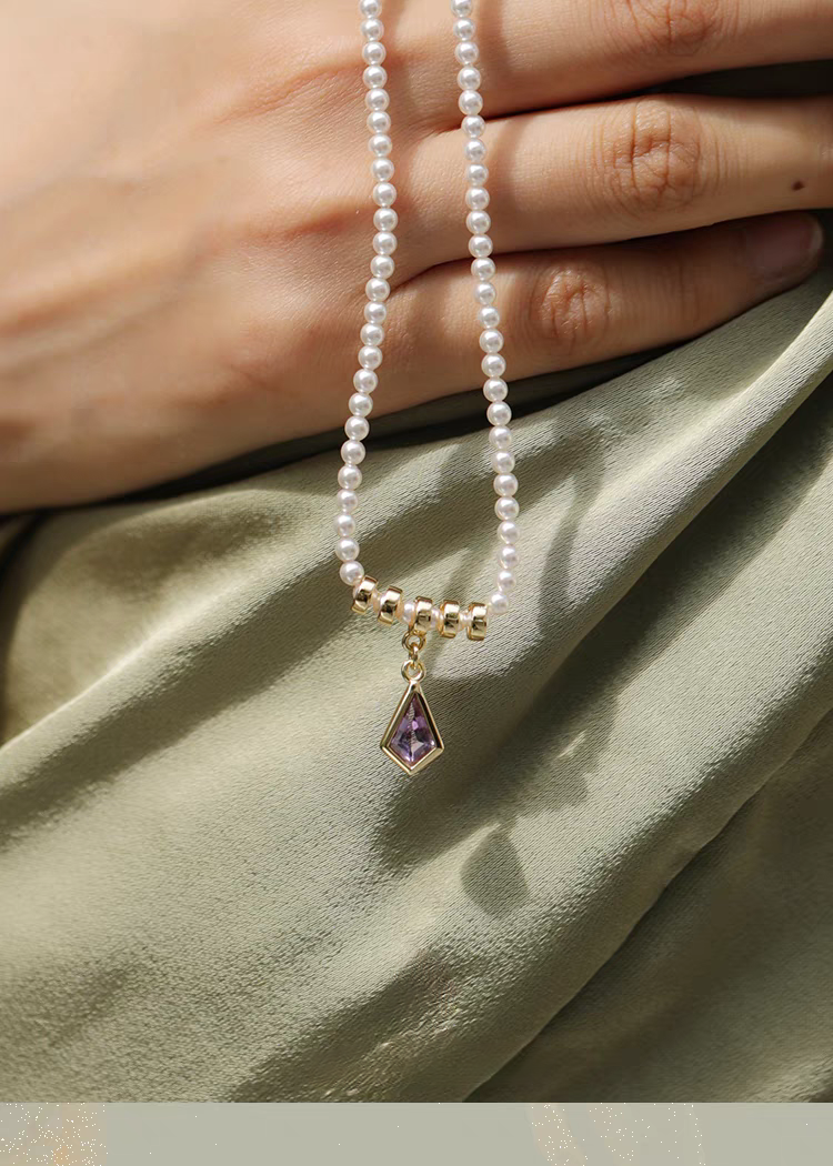 Elegante collar de cometa morada, diseño original y artesanal de Kemstone. Colgante de amatista y perla en plata de ley 925. Gargantilla francesa corta de lujo para mujer.