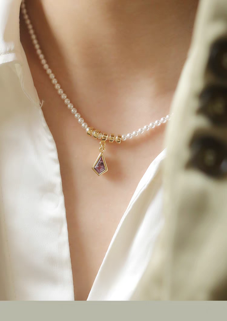 Elegante collar de cometa morada, diseño original y artesanal de Kemstone. Colgante de amatista y perla en plata de ley 925. Gargantilla francesa corta de lujo para mujer.