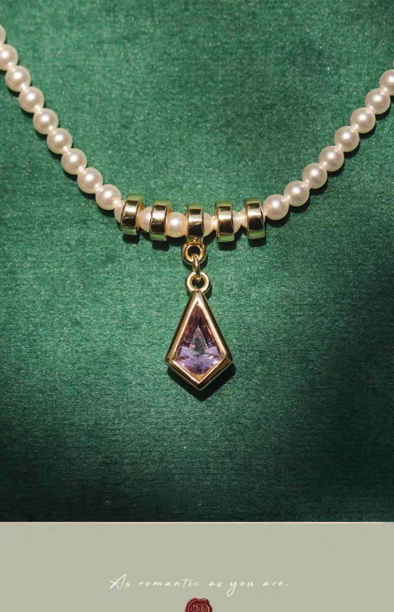 Elegante collar de cometa morada, diseño original y artesanal de Kemstone. Colgante de amatista y perla en plata de ley 925. Gargantilla francesa corta de lujo para mujer.