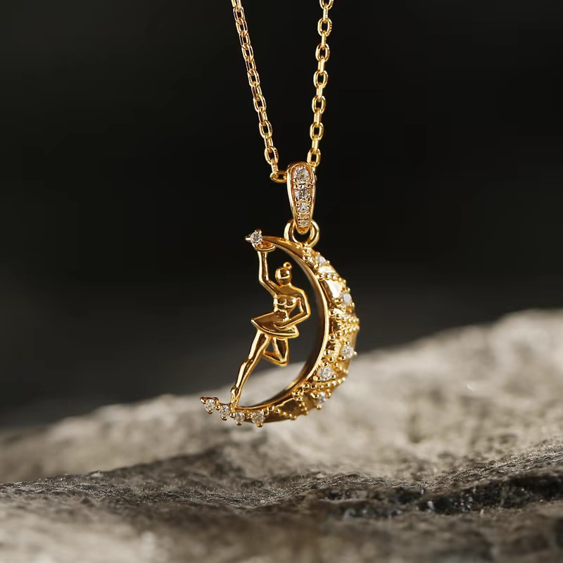 Collar de luna danzante de diseño original hecho a mano por Kemstone: colgante de bailarina en luna de plata de ley 925 con circonitas, un regalo minimalista y elegante para mujer.