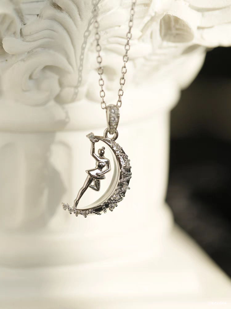 Collar de luna danzante de diseño original hecho a mano por Kemstone: colgante de bailarina en luna de plata de ley 925 con circonitas, un regalo minimalista y elegante para mujer.