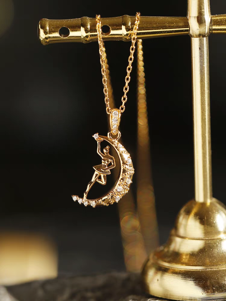 Collar de luna danzante de diseño original hecho a mano por Kemstone: colgante de bailarina en luna de plata de ley 925 con circonitas, un regalo minimalista y elegante para mujer.