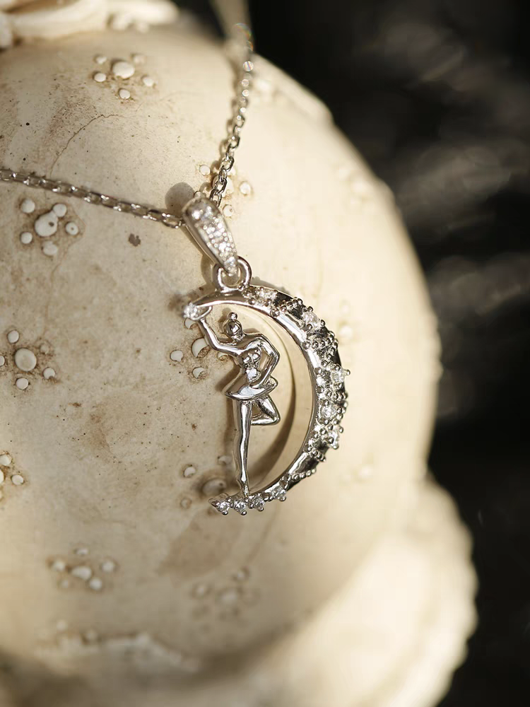 Collar de luna danzante de diseño original hecho a mano por Kemstone: colgante de bailarina en luna de plata de ley 925 con circonitas, un regalo minimalista y elegante para mujer.