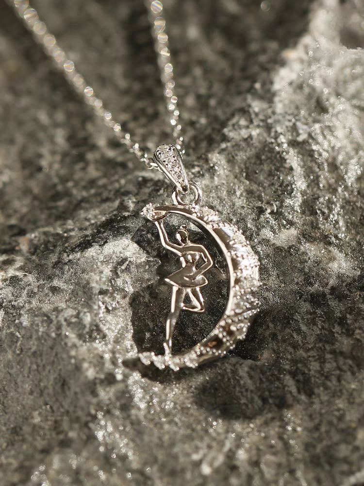 Collar de luna danzante de diseño original hecho a mano por Kemstone: colgante de bailarina en luna de plata de ley 925 con circonitas, un regalo minimalista y elegante para mujer.