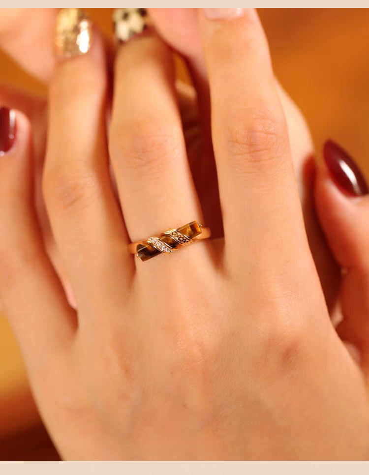 Anillo luminoso de diseño original artesanal de Kemstone - Plata de ley bañada en oro, diseño de columna vintage de ojo de tigre