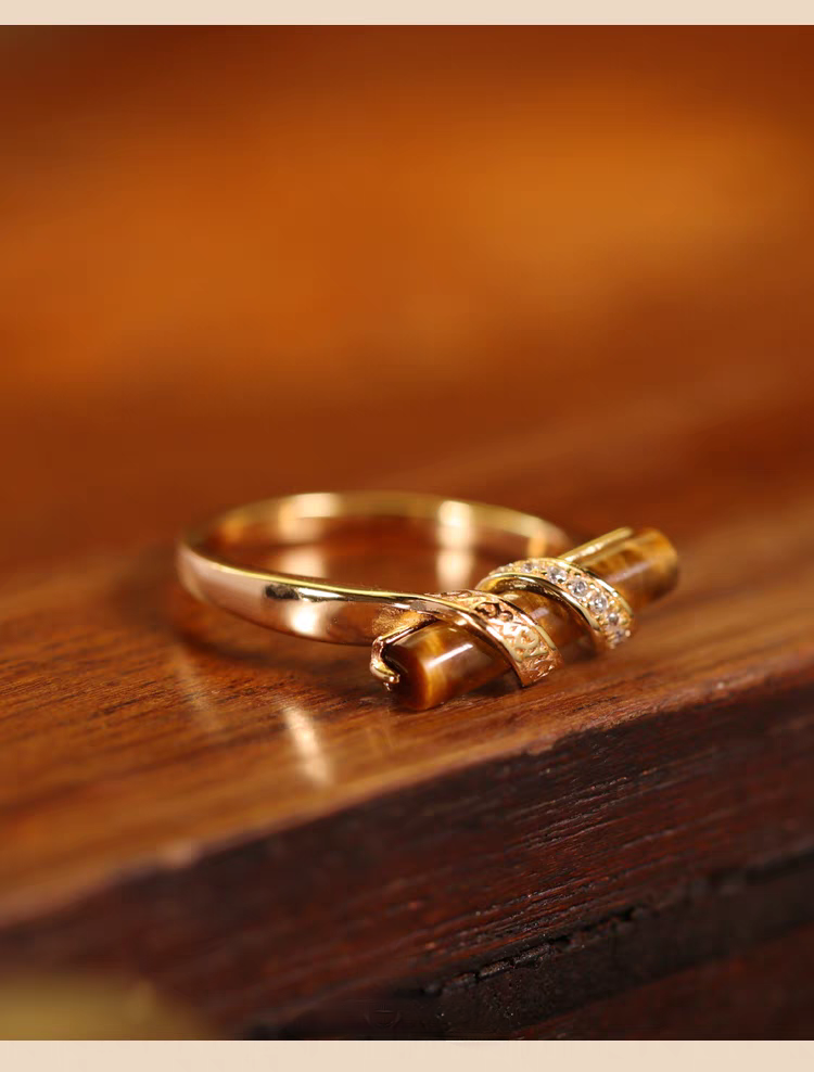 Anillo luminoso de diseño original artesanal de Kemstone - Plata de ley bañada en oro, diseño de columna vintage de ojo de tigre