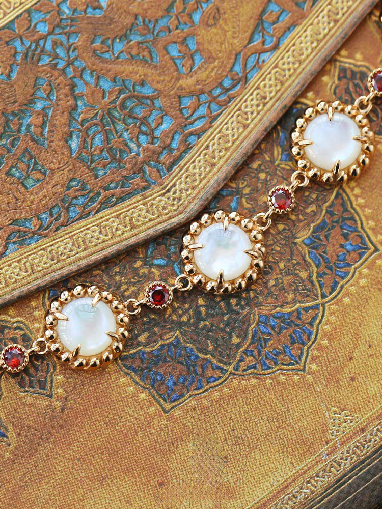 Pulsera de plata de ley 925 de inspiración vintage con diseño original de Culaccino, hecha a mano por Kemstone, con nácar blanco o concha Aurora.