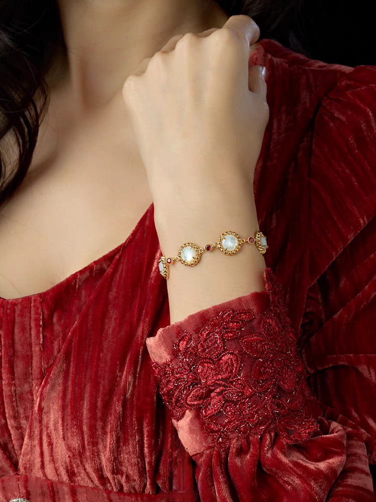 Pulsera de plata de ley 925 de inspiración vintage con diseño original de Culaccino, hecha a mano por Kemstone, con nácar blanco o concha Aurora.