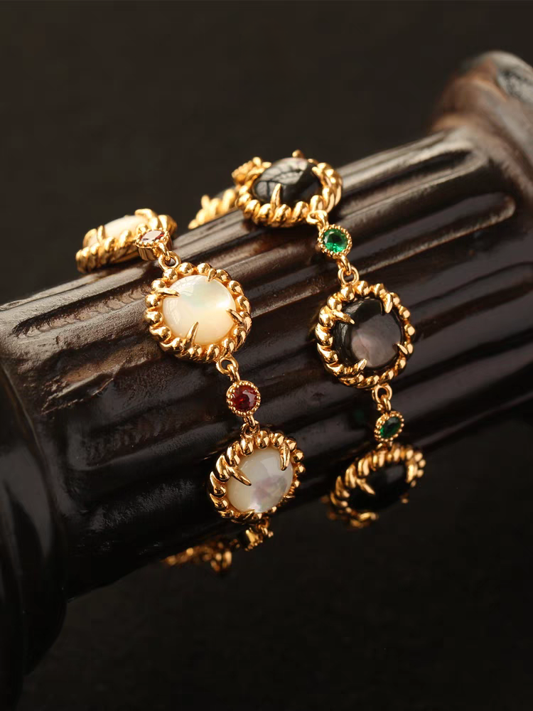 Pulsera de plata de ley 925 de inspiración vintage con diseño original de Culaccino, hecha a mano por Kemstone, con nácar blanco o concha Aurora.