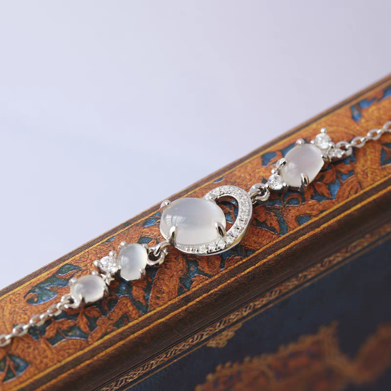 Pulsera de plata de ley con diseño original artesanal de Kemstone: Tentáculos Celestiales y Piedra Lunar - Romántico diseño de Galaxia de Amor Cósmico