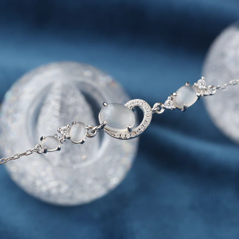 Pulsera de plata de ley con diseño original artesanal de Kemstone: Tentáculos Celestiales y Piedra Lunar - Romántico diseño de Galaxia de Amor Cósmico
