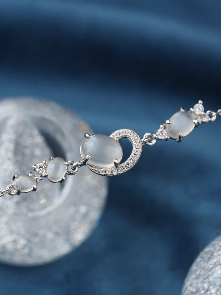Pulsera de plata de ley con diseño original artesanal de Kemstone: Tentáculos Celestiales y Piedra Lunar - Romántico diseño de Galaxia de Amor Cósmico