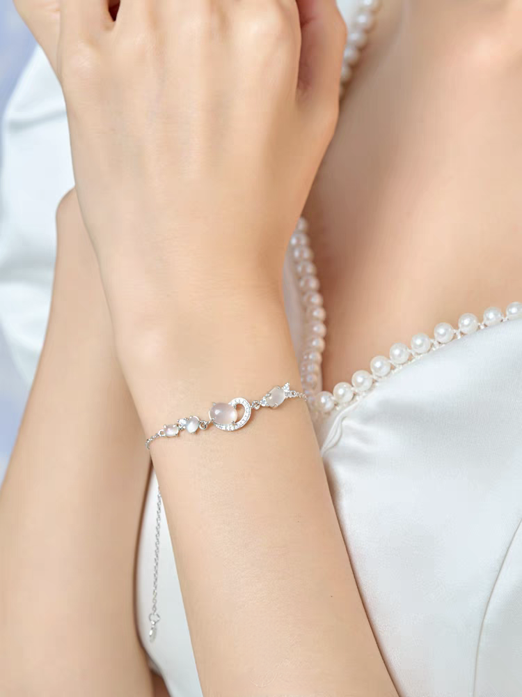 Pulsera de plata de ley con diseño original artesanal de Kemstone: Tentáculos Celestiales y Piedra Lunar - Romántico diseño de Galaxia de Amor Cósmico