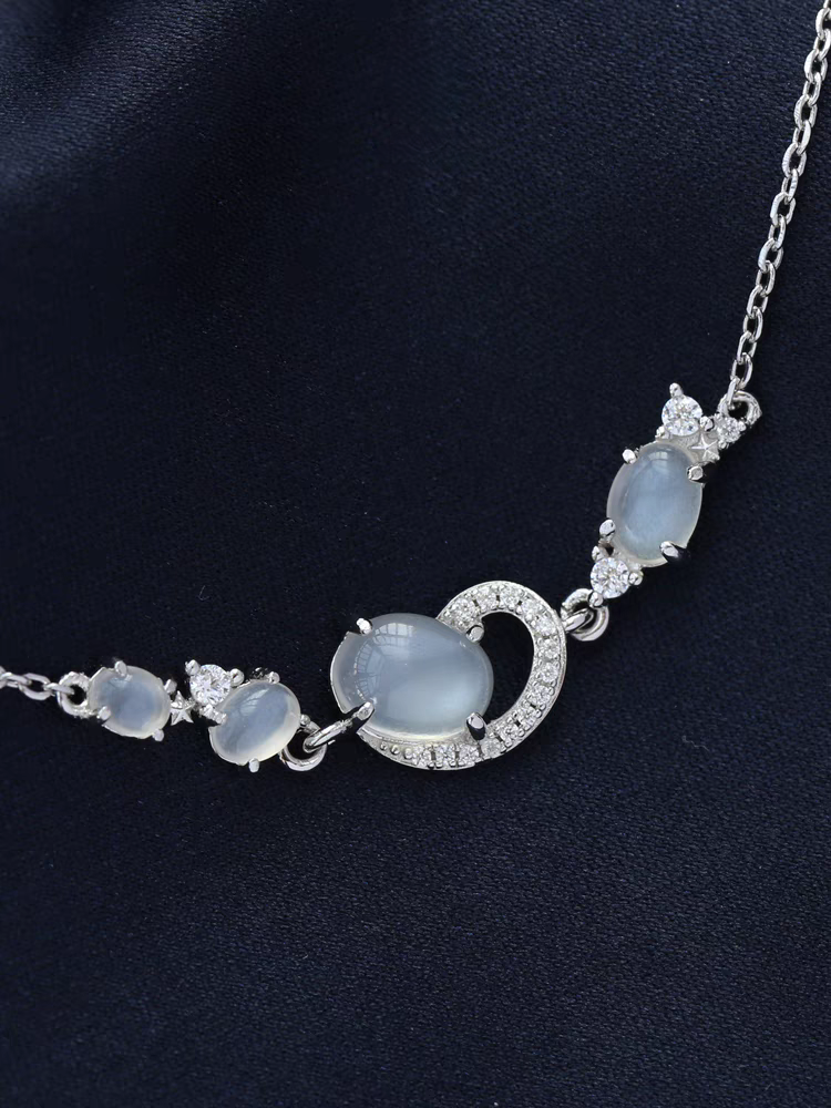 Pulsera de plata de ley con diseño original artesanal de Kemstone: Tentáculos Celestiales y Piedra Lunar - Romántico diseño de Galaxia de Amor Cósmico