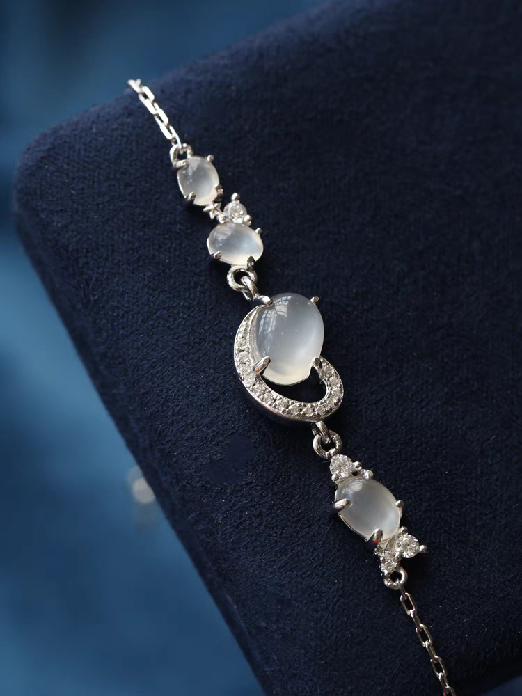 Pulsera de plata de ley con diseño original artesanal de Kemstone: Tentáculos Celestiales y Piedra Lunar - Romántico diseño de Galaxia de Amor Cósmico