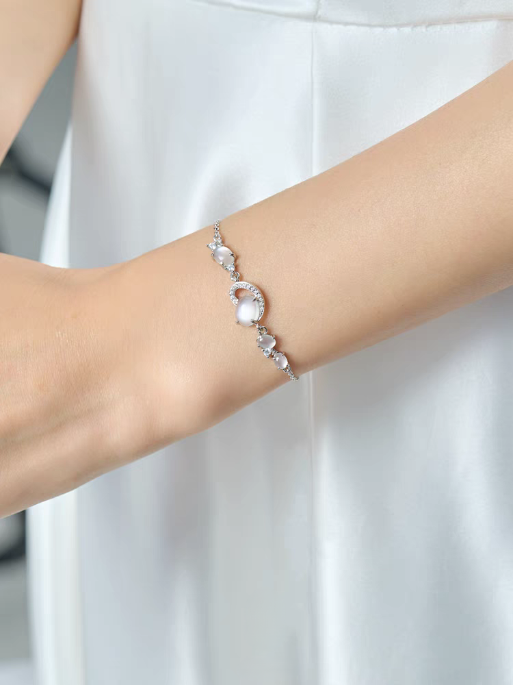 Pulsera de plata de ley con diseño original artesanal de Kemstone: Tentáculos Celestiales y Piedra Lunar - Romántico diseño de Galaxia de Amor Cósmico