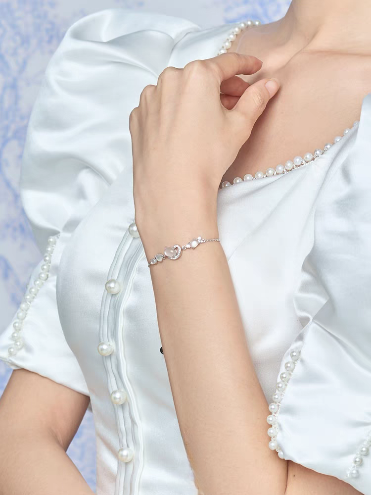 Pulsera de plata de ley con diseño original artesanal de Kemstone: Tentáculos Celestiales y Piedra Lunar - Romántico diseño de Galaxia de Amor Cósmico