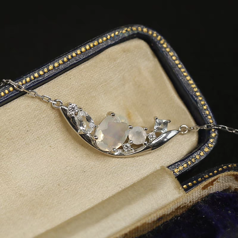 Collar artesanal de diseño original de Kemstone "Navegando en la Luna": colgante de ópalo y piedra lunar en plata de ley 925, gargantilla inspirada en el universo.