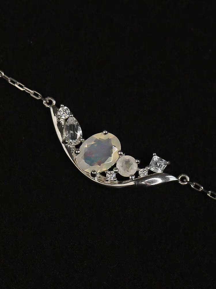 Collar artesanal de diseño original de Kemstone "Navegando en la Luna": colgante de ópalo y piedra lunar en plata de ley 925, gargantilla inspirada en el universo.