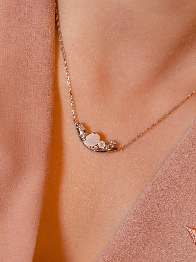 Collar artesanal de diseño original de Kemstone "Navegando en la Luna": colgante de ópalo y piedra lunar en plata de ley 925, gargantilla inspirada en el universo.