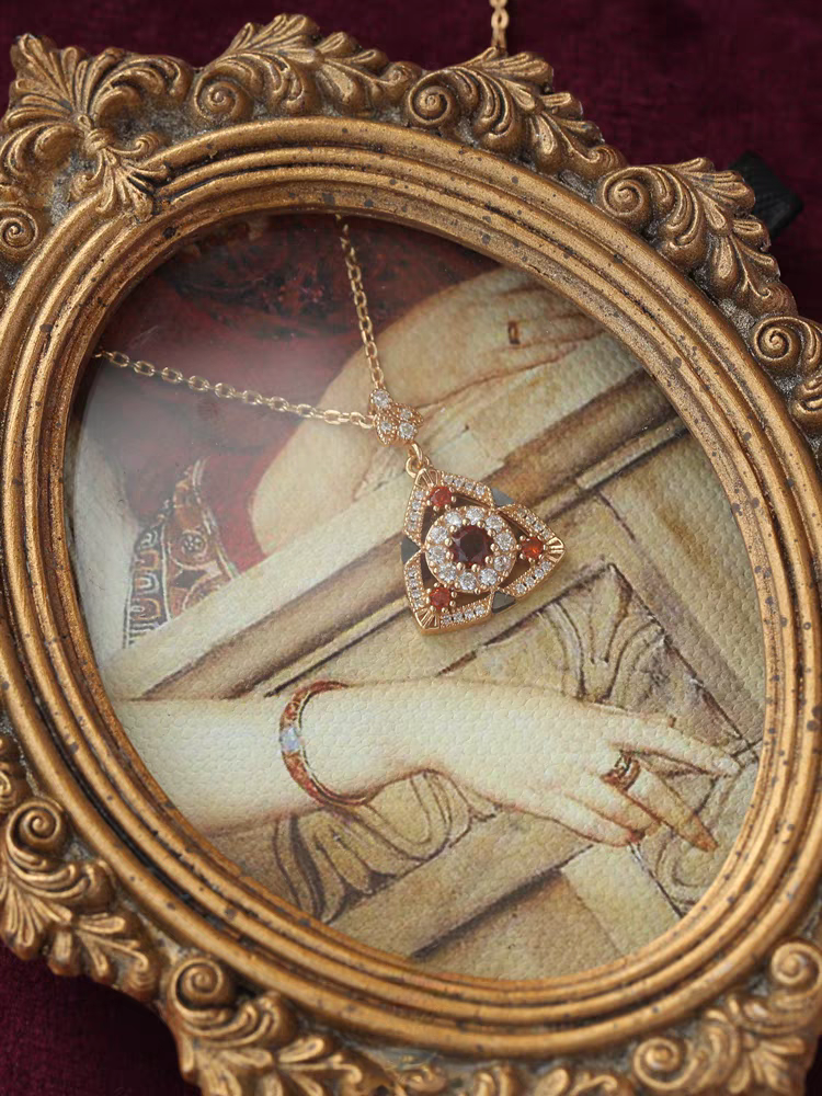 Collar de granate triangular «Culaccino» de Kemstone – Colgante vintage de plata 925 bañado en oro EMN-24244