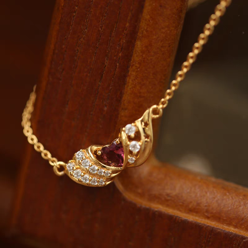 Collar de estrella danzante de diseño original hecho a mano por Kemstone: colgante de ala de turmalina rosa en plata de ley 925 bañada en oro con circonitas cúbicas. Un regalo elegante y delicado para mujer.