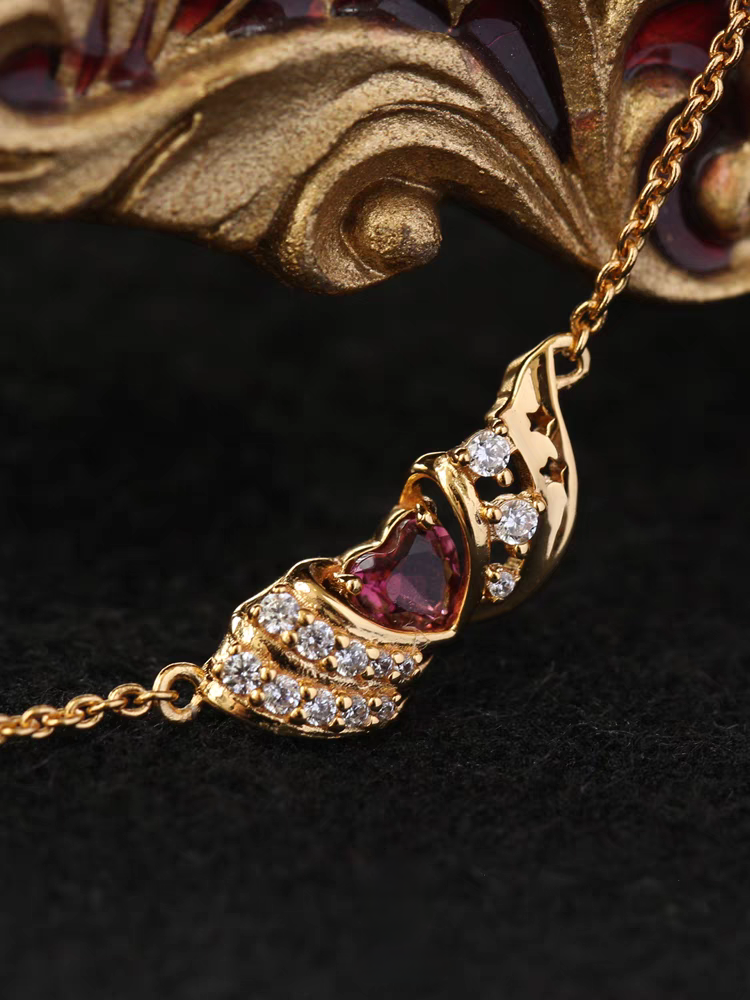 Collar de estrella danzante de diseño original hecho a mano por Kemstone: colgante de ala de turmalina rosa en plata de ley 925 bañada en oro con circonitas cúbicas. Un regalo elegante y delicado para mujer.