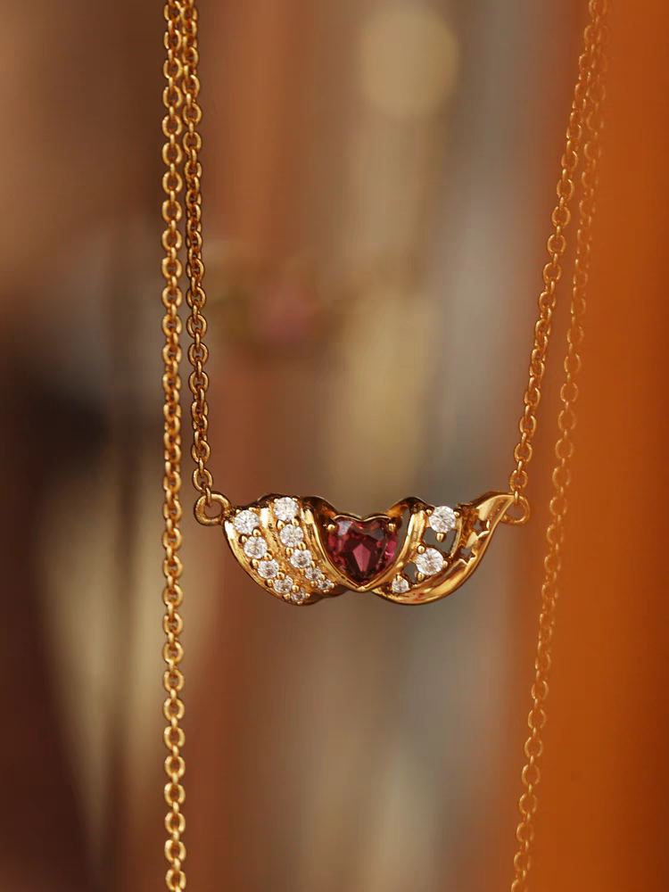 Collar de estrella danzante de diseño original hecho a mano por Kemstone: colgante de ala de turmalina rosa en plata de ley 925 bañada en oro con circonitas cúbicas. Un regalo elegante y delicado para mujer.