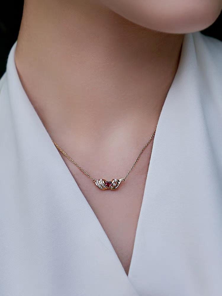 Collar de estrella danzante de diseño original hecho a mano por Kemstone: colgante de ala de turmalina rosa en plata de ley 925 bañada en oro con circonitas cúbicas. Un regalo elegante y delicado para mujer.