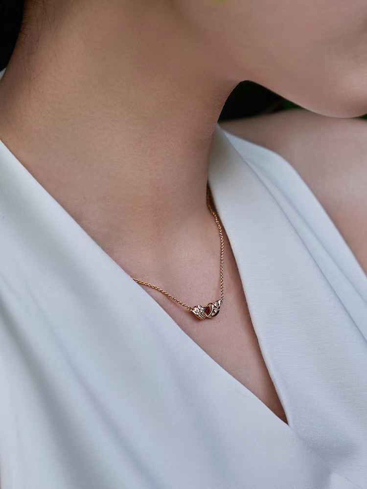 Collar de estrella danzante de diseño original hecho a mano por Kemstone: colgante de ala de turmalina rosa en plata de ley 925 bañada en oro con circonitas cúbicas. Un regalo elegante y delicado para mujer.