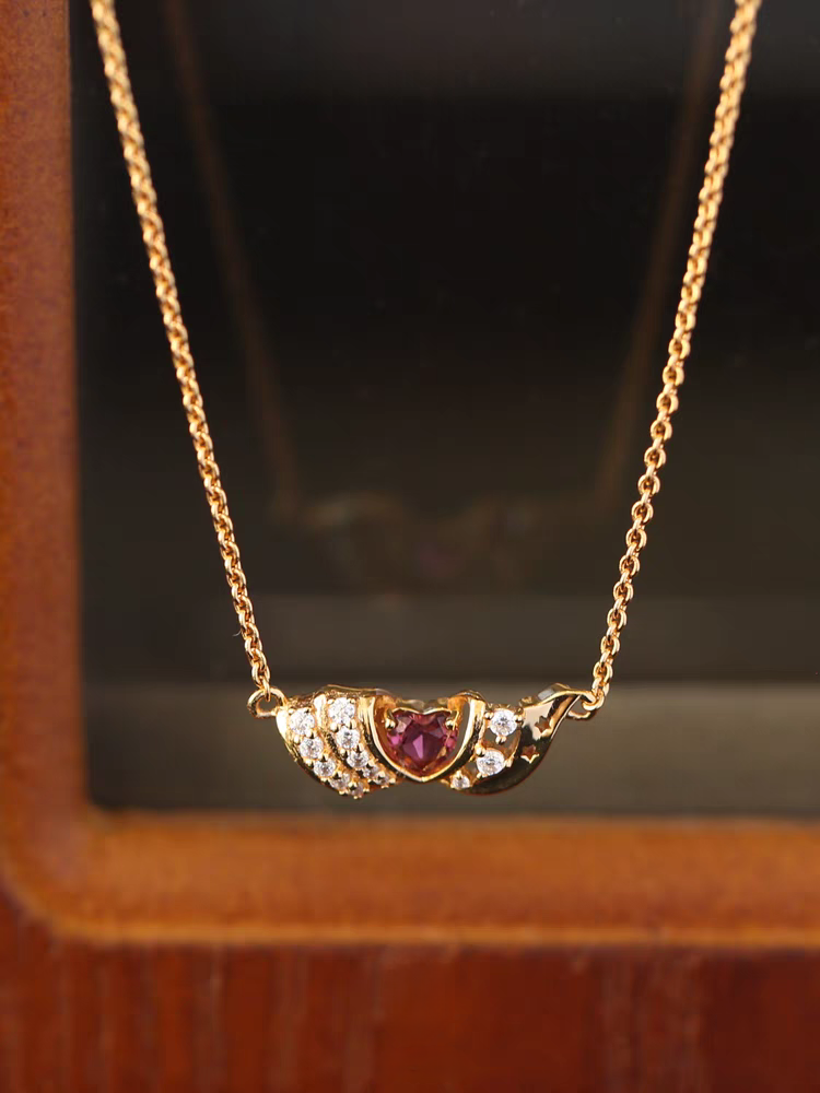 Collar de estrella danzante de diseño original hecho a mano por Kemstone: colgante de ala de turmalina rosa en plata de ley 925 bañada en oro con circonitas cúbicas. Un regalo elegante y delicado para mujer.
