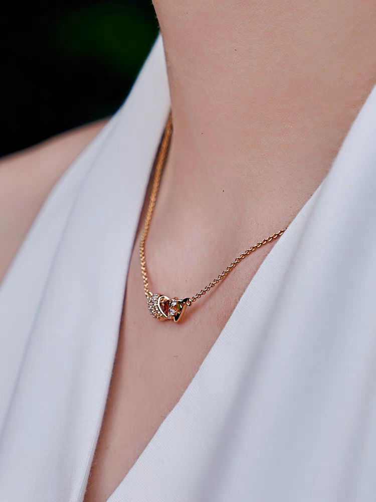 Collar de estrella danzante de diseño original hecho a mano por Kemstone: colgante de ala de turmalina rosa en plata de ley 925 bañada en oro con circonitas cúbicas. Un regalo elegante y delicado para mujer.