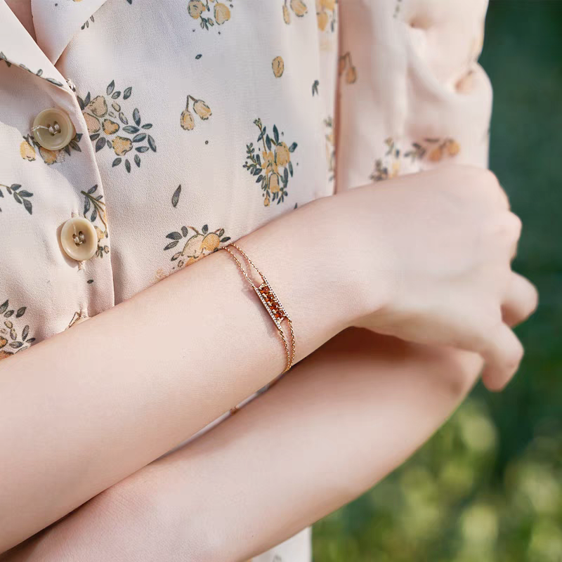 Pulsera Eternal Sunset, diseño original artesanal de Kemstone: pulsera de plata de doble capa con granate espesartina y circonita cúbica.