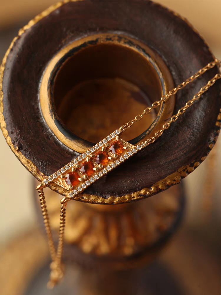 Pulsera Eternal Sunset, diseño original artesanal de Kemstone: pulsera de plata de doble capa con granate espesartina y circonita cúbica.