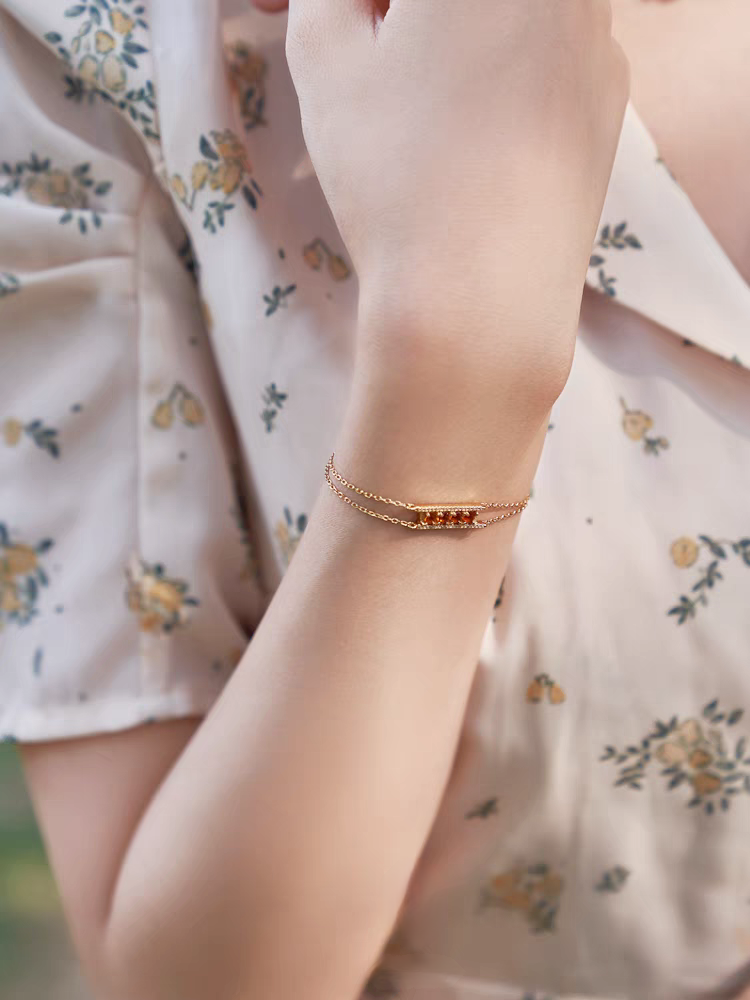 Pulsera Eternal Sunset, diseño original artesanal de Kemstone: pulsera de plata de doble capa con granate espesartina y circonita cúbica.