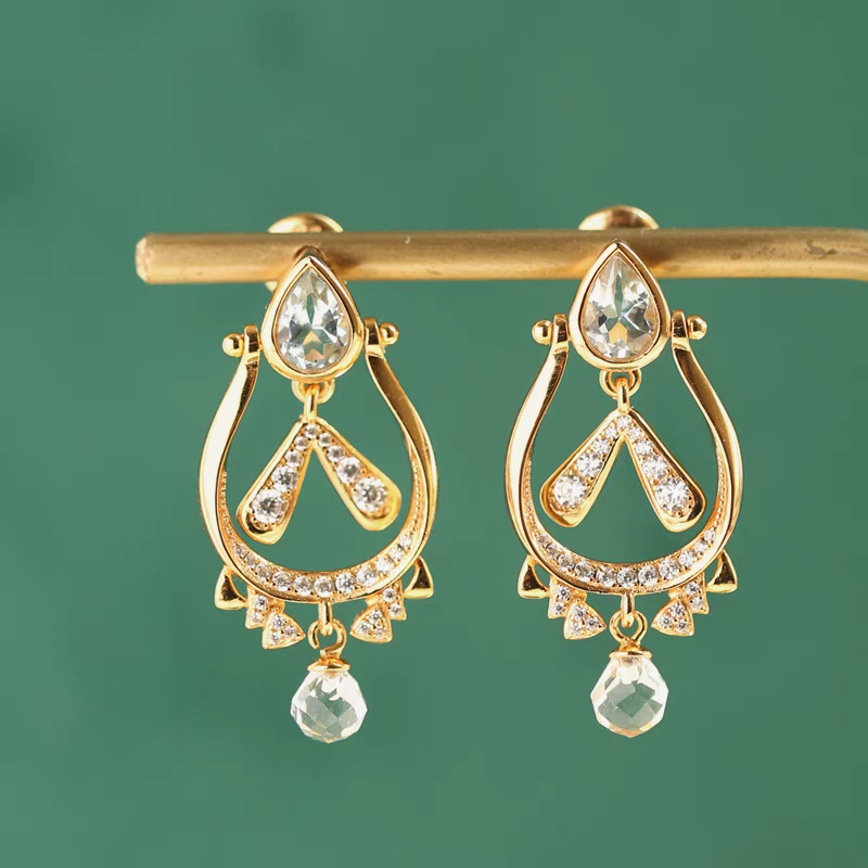 Pendientes BESHINE de conejito con diseño original, hechos a mano por Kemstone. Pendientes colgantes de plata de ley 925 bañados en oro con topacio azul cielo, cuarzo blanco y circonita cúbica. Un regalo de joyería alegre y brillante.