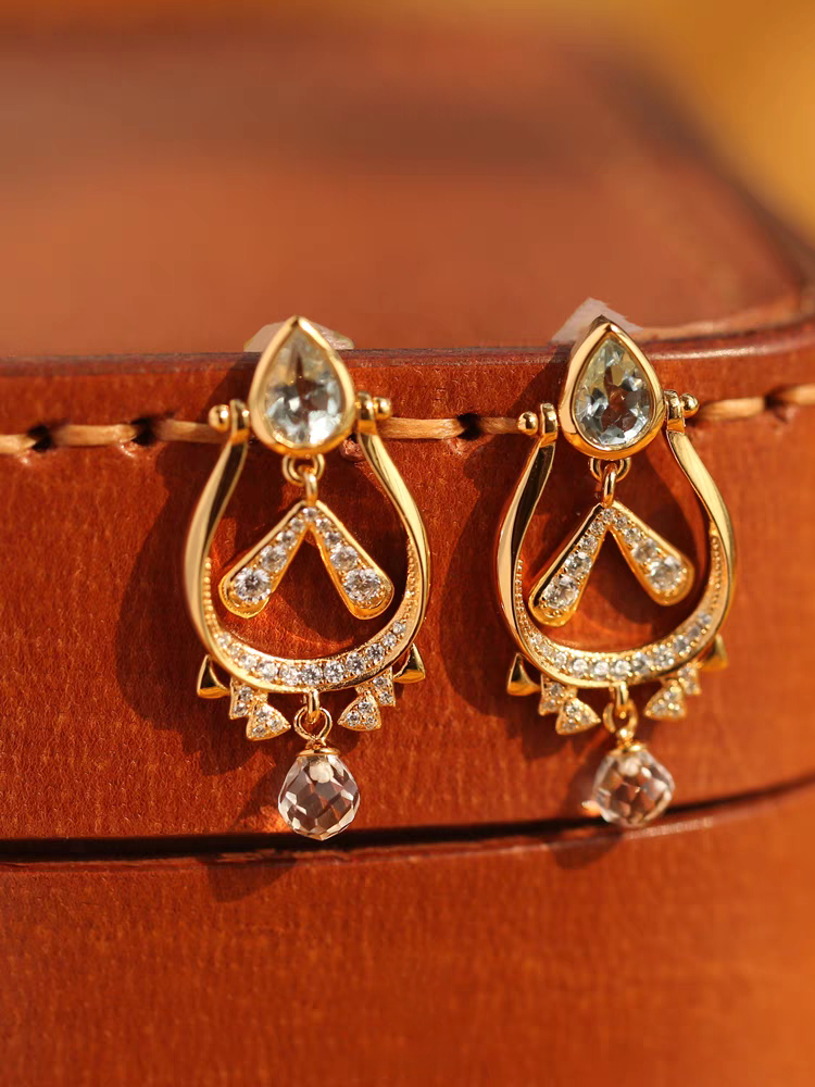 Pendientes BESHINE de conejito con diseño original, hechos a mano por Kemstone. Pendientes colgantes de plata de ley 925 bañados en oro con topacio azul cielo, cuarzo blanco y circonita cúbica. Un regalo de joyería alegre y brillante.