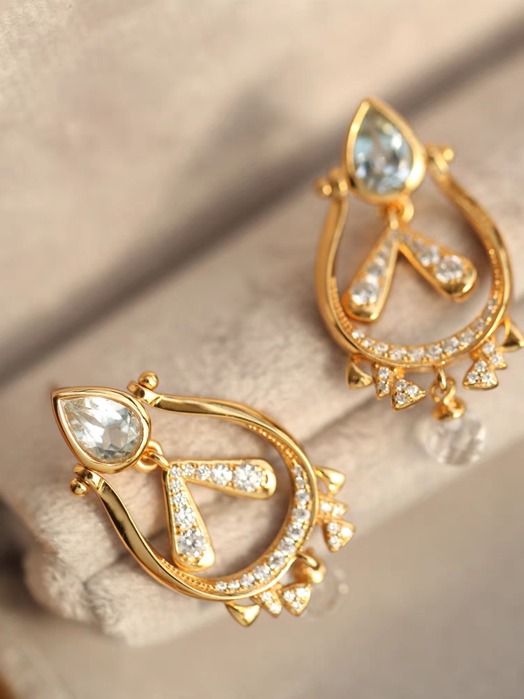 Pendientes BESHINE de conejito con diseño original, hechos a mano por Kemstone. Pendientes colgantes de plata de ley 925 bañados en oro con topacio azul cielo, cuarzo blanco y circonita cúbica. Un regalo de joyería alegre y brillante.
