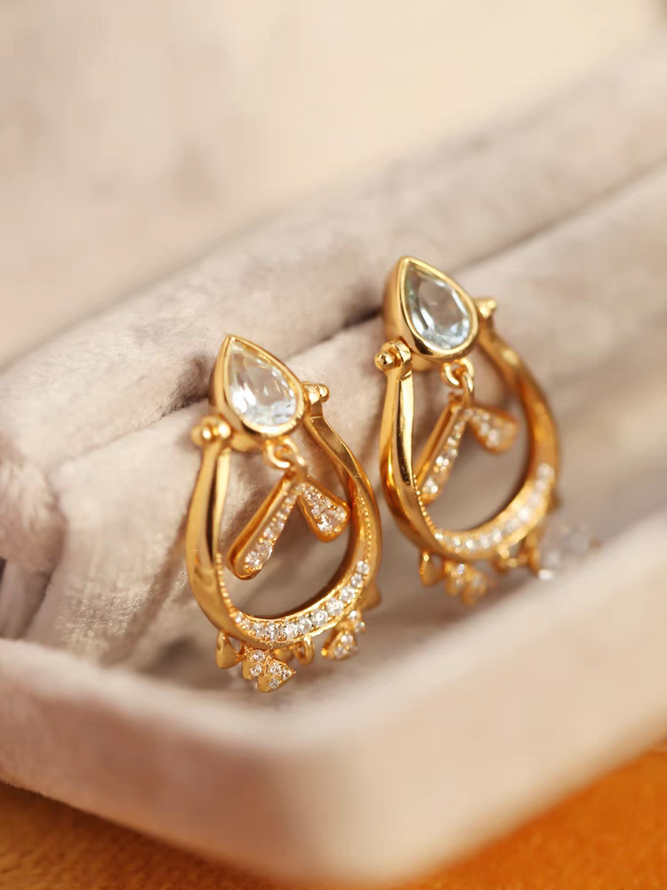 Pendientes BESHINE de conejito con diseño original, hechos a mano por Kemstone. Pendientes colgantes de plata de ley 925 bañados en oro con topacio azul cielo, cuarzo blanco y circonita cúbica. Un regalo de joyería alegre y brillante.