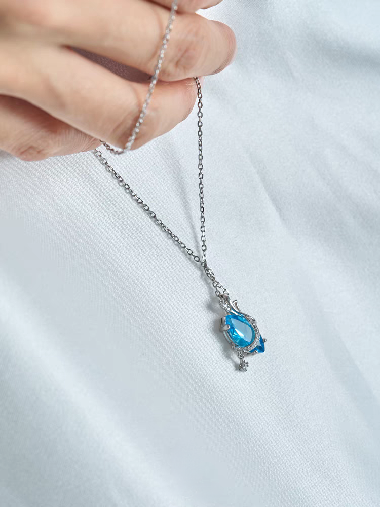 Collar de viaje estelar de diseño original hecho a mano por Kemstone: colgante de estrella de topacio azul suizo en plata de ley 925, un delicado regalo de inspiración cósmica.