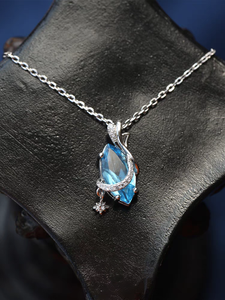 Collar de viaje estelar de diseño original hecho a mano por Kemstone: colgante de estrella de topacio azul suizo en plata de ley 925, un delicado regalo de inspiración cósmica.