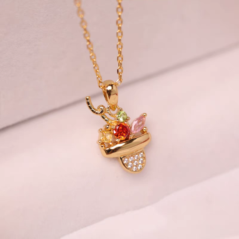 Colección Sobremesa de diseño original artesanal de Kemstone: collar de cóctel original en plata de ley 925 con baño de oro y circonitas de colores, un regalo único para mujer.