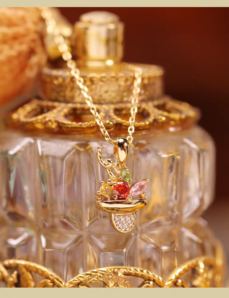 Colección Sobremesa de diseño original artesanal de Kemstone: collar de cóctel original en plata de ley 925 con baño de oro y circonitas de colores, un regalo único para mujer.