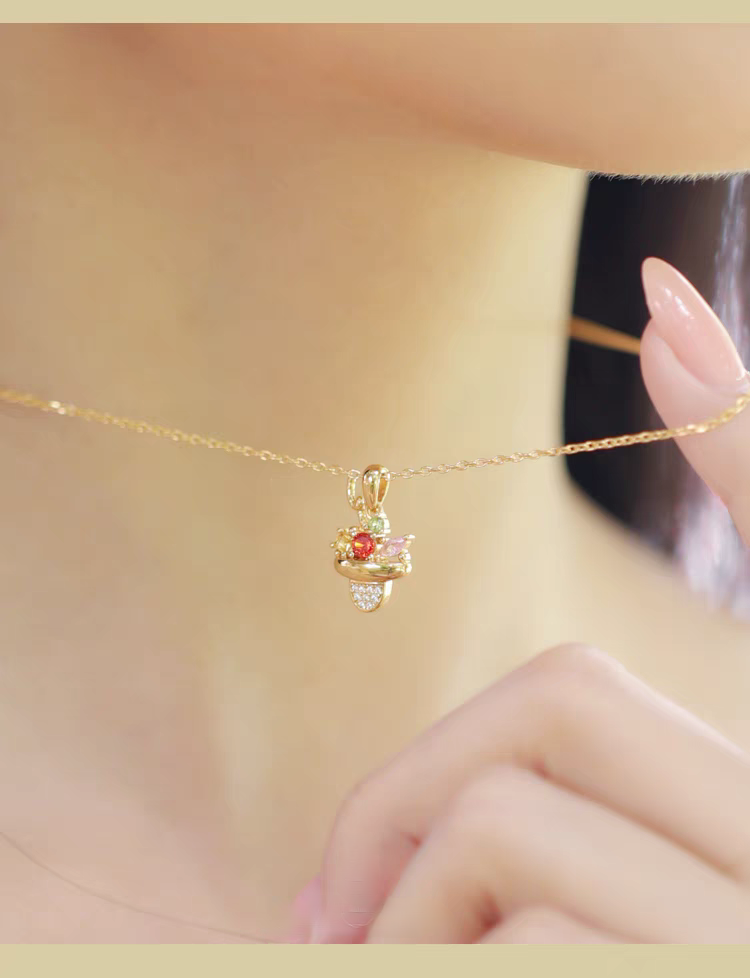 Colección Sobremesa de diseño original artesanal de Kemstone: collar de cóctel original en plata de ley 925 con baño de oro y circonitas de colores, un regalo único para mujer.