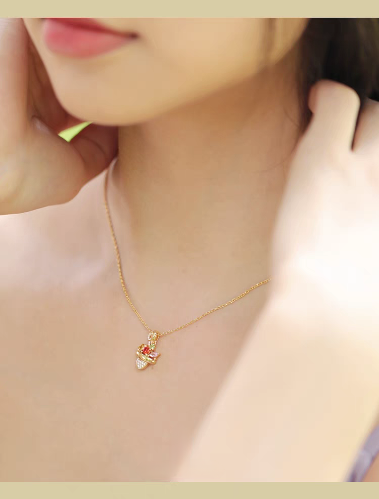 Colección Sobremesa de diseño original artesanal de Kemstone: collar de cóctel original en plata de ley 925 con baño de oro y circonitas de colores, un regalo único para mujer.