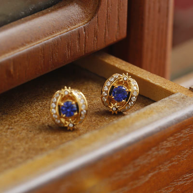 Pendientes de botón Kemstone con diseño original de luz celestial, hechos a mano en plata de ley 925 con zafiro sintético y circonita cúbica, con diseño de estrella y luna de inspiración vintage.