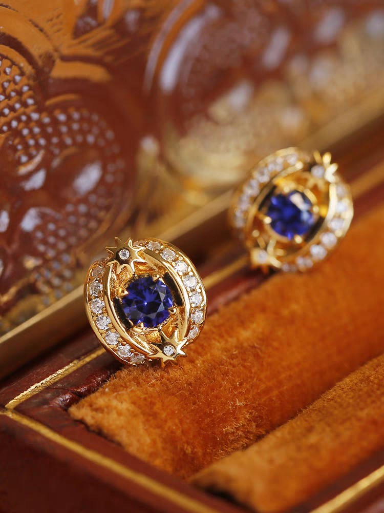 Pendientes de botón Kemstone con diseño original de luz celestial, hechos a mano en plata de ley 925 con zafiro sintético y circonita cúbica, con diseño de estrella y luna de inspiración vintage.